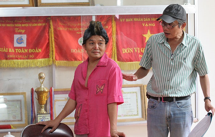 Khi được hỏi nhân dạng của cô vợ mất tích thì gã chồng đực mặt ra, không biết vợ mình hình dong cao thấp, béo gầy, tóc tai, ăn mặc ra sao… Gã bị trần một trận tơi bời để ngộ ra bài học đạo lý làm chồng... 