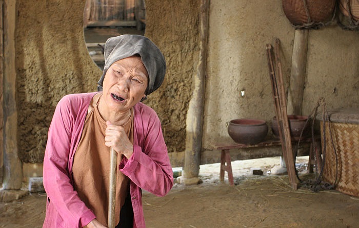 Ở kịch cổ trang mang tên Chiếc gương của giời, có một gã nông dân tên Tròn (Xuân Hinh) nằm mộng được Táo ông ban cho một chiếc gương. 