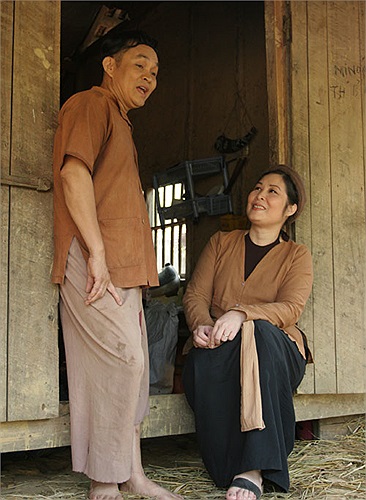 Vợ thằng Tròn (Hồng Vân) nhìn vào gương cũng nhảy dựng lên cấu xé chồng. Bà mẹ chồng (Thu Hà) thấy ồn ào vào can, tự dưng lại quay ra gào khóc thê thảm. 