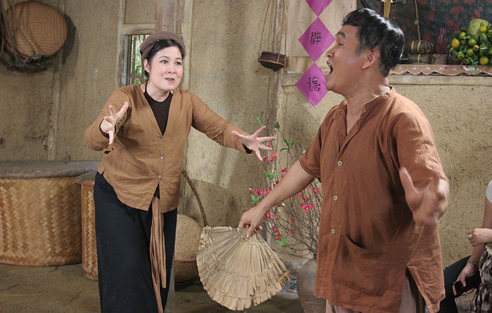 Không giải quyết được mâu thuẫn, cả nhà kéo ra công đường cậy nhờ Quan huyện (Tiến Đạt) phán xử.