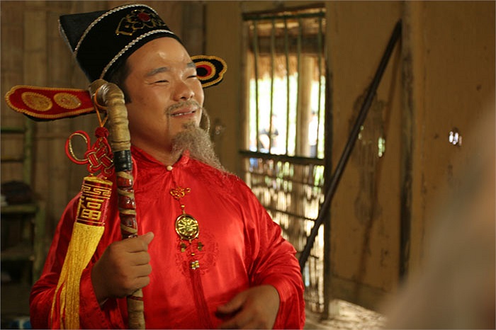 Kỳ lạ, Quan huyện thường ngày oai phong hách dịch là thế, mà vừa nhìn vào gương cũng lại quỳ sụp xuống lạy như tế sao! 