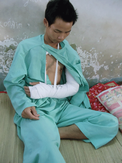 Xông vào nhà chặt tay cướp: Hậm hực vì điện thoại 'đểu'