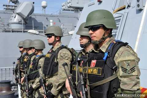 Thổ Nhĩ Kỳ - tại khu vực Địa Trung Hải, Thổ Nhĩ Kỳ nổi lên là một trong những cường quốc quân sự mạnh nhất. Hiện tại, ngân sách quốc phòng của Thổ Nhĩ Kỳ khoảng 18,2 tỷ USD, sở hữu gần 4.000 xe tăng, 1.020 máy bay và khoảng 13 tàu ngầm quân sự hoạt động 