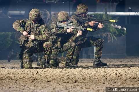 Vương quốc Anh. Đến năm 2018, Vương quốc Anh sẽ giảm số lượng binh lính xuống khoảng 20%, tuy nhiên, điều này không làm giảm sức mạnh quân sự của quốc gia này khi họ tăng cường khá nhiều về công nghệ quân sự 