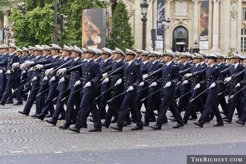 Pháp. Trong lịch sử đã từng có thời điểm, Pháp gửi quân đến khắp mọi nơi trên thế giới. Đến nay, họ vẫn là một trong cường quốc quân sự thế giới và chi ra khoảng 62,3 tỷ USD cho quốc phòng trong năm qua