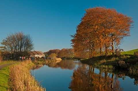 Vùng Bonnybridge, Scotland. Vùng quê Scotland không hề yên bình như cảnh vật mà nó sở hữu. Bởi lẽ, từ hơn 20 năm trở lại đây, có tổng cộng 300 vụ phát hiện người ngoài hành tinh tại khu vực này. 1/3 dân số ở BonnyBridge khẳng định, họ đã ít nhất 1 lần nhìn thấy những vật thể bay ngoài Trái đất Vùng Bonnybridge, Scotland. Vùng quê Scotland không hề yên bình như cảnh vật mà nó sở hữu. Bởi lẽ, từ hơn 20 năm trở lại đây, có tổng cộng 300 vụ phát hiện người ngoài hành tinh tại khu vực này. 1/3 dân số ở BonnyBridge khẳng định, họ đã ít nhất 1 lần nhìn thấy những vật thể bay ngoài Trái đất