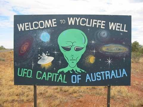 Wycliffe Well, Australia. Không phải ngẫu nhiên Wycliffe Well được mệnh danh là thủ phủ của UFO tại châu Úc. Ở bình diện thế giới, thành phố này đứng thứ 5 trong danh sách những thành phố được người ngoài hành tinh ghé thăm nhất thế giới. Wycliffe Well, Australia. Không phải ngẫu nhiên Wycliffe Well được mệnh danh là thủ phủ của UFO tại châu Úc. Ở bình diện thế giới, thành phố này đứng thứ 5 trong danh sách những thành phố được người ngoài hành tinh ghé thăm nhất thế giới.