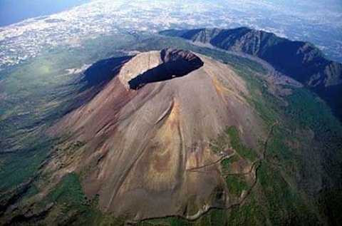 Vesuvius được xem là một trong những núi lửa nguy hiểm nhất trên thế giới Vesuvius được xem là một trong những núi lửa nguy hiểm nhất trên thế giới