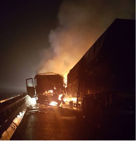 Sau cú đâm mạnh một chiếc xe chở ngô bùng cháy - Ảnh OTF Sau cú đâm mạnh một chiếc xe chở ngô bùng cháy - Ảnh OTF