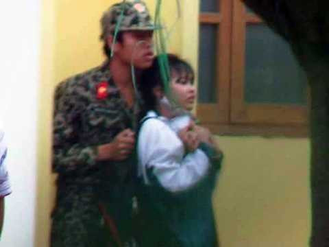 Đối tượng dùng 2 con dao, 1 can xăng và bật lửa khống chế nữ sinh