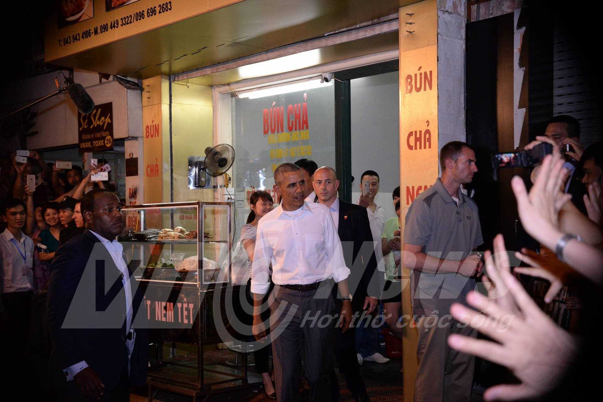 Tổng thống Obama bất ngờ xuất hiện ở quán bún chả trên phố Lê Văn Hưu