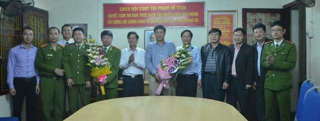 Lãnh đạo TP Mống Cái khen thưởng lực lượng công an ắt giữ thành công đối tượng. Ảnh Dân Việt