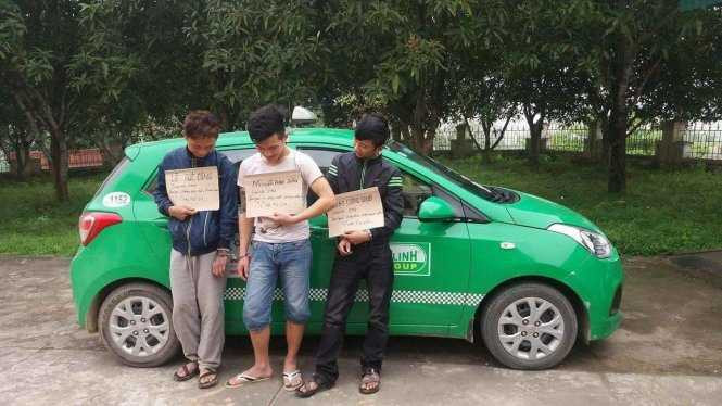 Ba con nghiện bị vây bắt khi cướp taxi - Nguồn ảnh: Tuổi trẻ