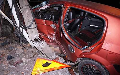 Chiếc <a href='https://vtcnews.vn/oto-xe-may.31.0.html' >xe ô tô</a> đen ép chiếc ô tô đỏ vào vào trụ điện. Ảnh VNE