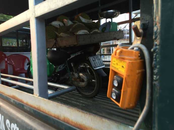 Xe chở hàng rong của các đối tượng bị lực lượng chức năng thu giữ.