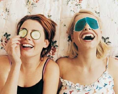 Hãy đặt một lát dưa leo hoặc khoai tây lên vùng da bị ảnh hưởng