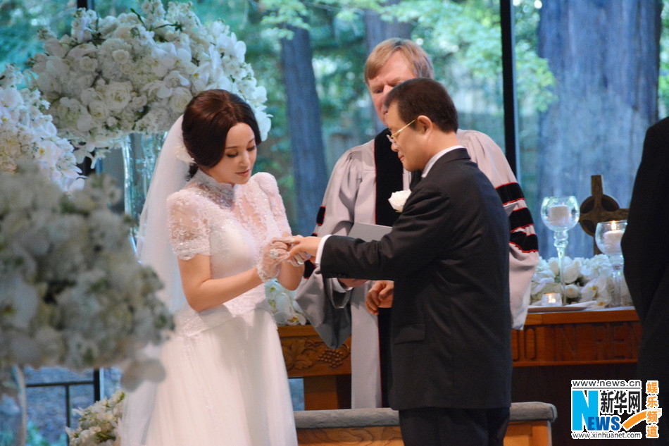  Lưu Hiểu Khánh xinh đẹp trong đám cưới với đại gia Vương Hiểu Ngọc tháng 8/2013.