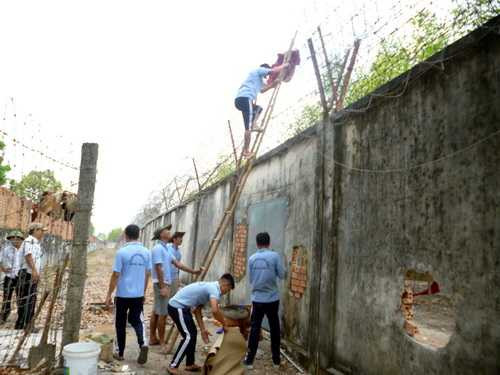 Các học viên còn lại khắc phục sự cố. Ảnh: Phước Tuấn