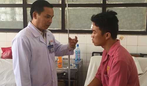 Bác sĩ Nguyễn Khắc Vui – Phó giám đốc Bệnh viện Đa khoa Sài Gòn thăm và khám bệnh cho các nạn nhân