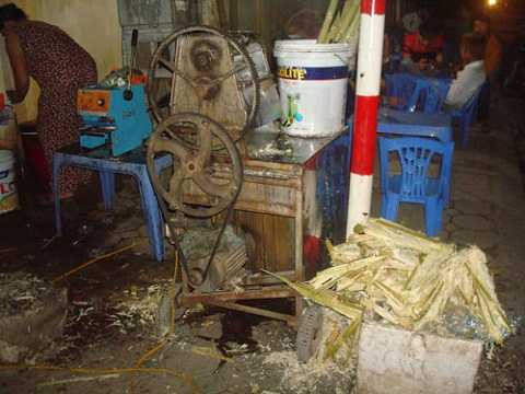 đa số các quán nước mía nằm ở vỉa hè; khu vực chế biến chật chội, dụng cụ chứa nước thiếu, nguồn nước sạch ít nên nguy cơ nhiễm khuẩn khi chế biến rất cao đa số các quán nước mía nằm ở vỉa hè; khu vực chế biến chật chội, dụng cụ chứa nước thiếu, nguồn nước sạch ít nên nguy cơ nhiễm khuẩn khi chế biến rất cao