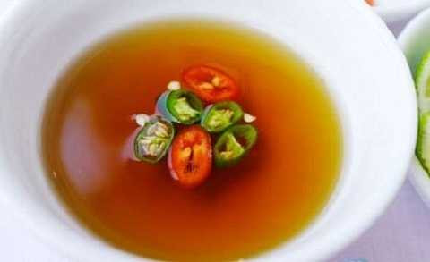 Những người mắc bệnh tim mạch, suy thận, cao huyết áp cũng không nên ăn nước mắm