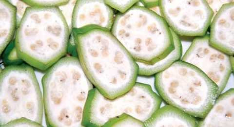 Chuối hột xanh thái lát mỏng, sao vàng, hạ thổ 2-3 ngày rồi đem sắc uống Chuối hột xanh thái lát mỏng, sao vàng, hạ thổ 2-3 ngày rồi đem sắc uống