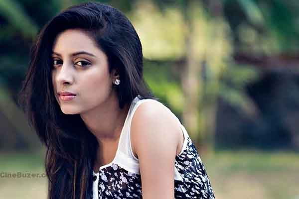 Pratyusha bị Rahul nắm giữ toàn bộ thẻ ngân hàng