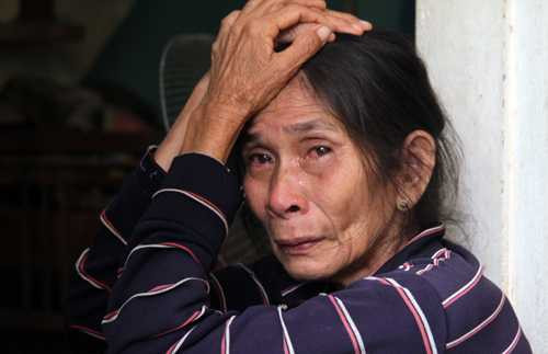 Bà Ảnh đau đớn bên thi hài cháu trai do bà chăm sóc từ bé. Ảnh: Xuân Ngọc