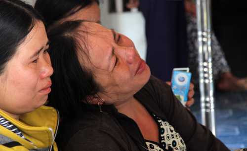 Chị Hằng vật vã, đau đớn khi mất con trai. Ảnh: Xuân Ngọc