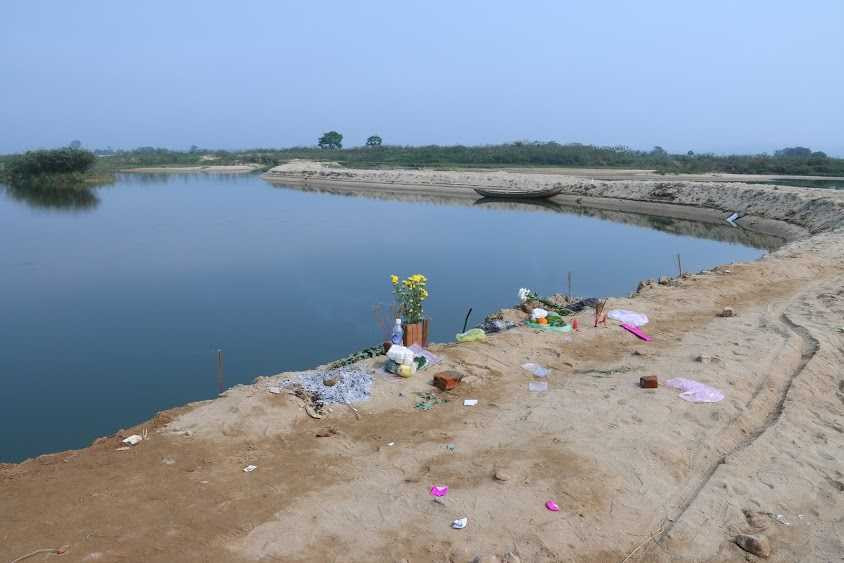 Hương, giấy tiền phủ đầy nơi đoạn sông 9 học sinh tử vong do đuối nước.