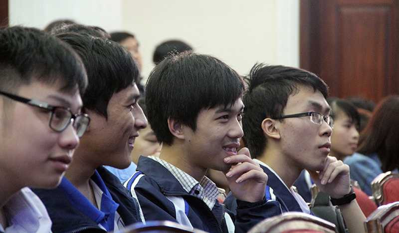 Các bạn sinh viên rất thích thú khi nghe các diễn giả trẻ chia sẻ