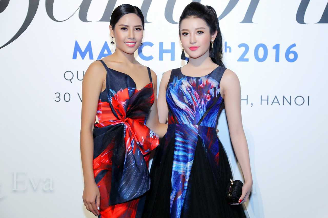 Cô diện một bộ đầm xuyên thấu ở phần thân trên, khoe vòng một sexy.