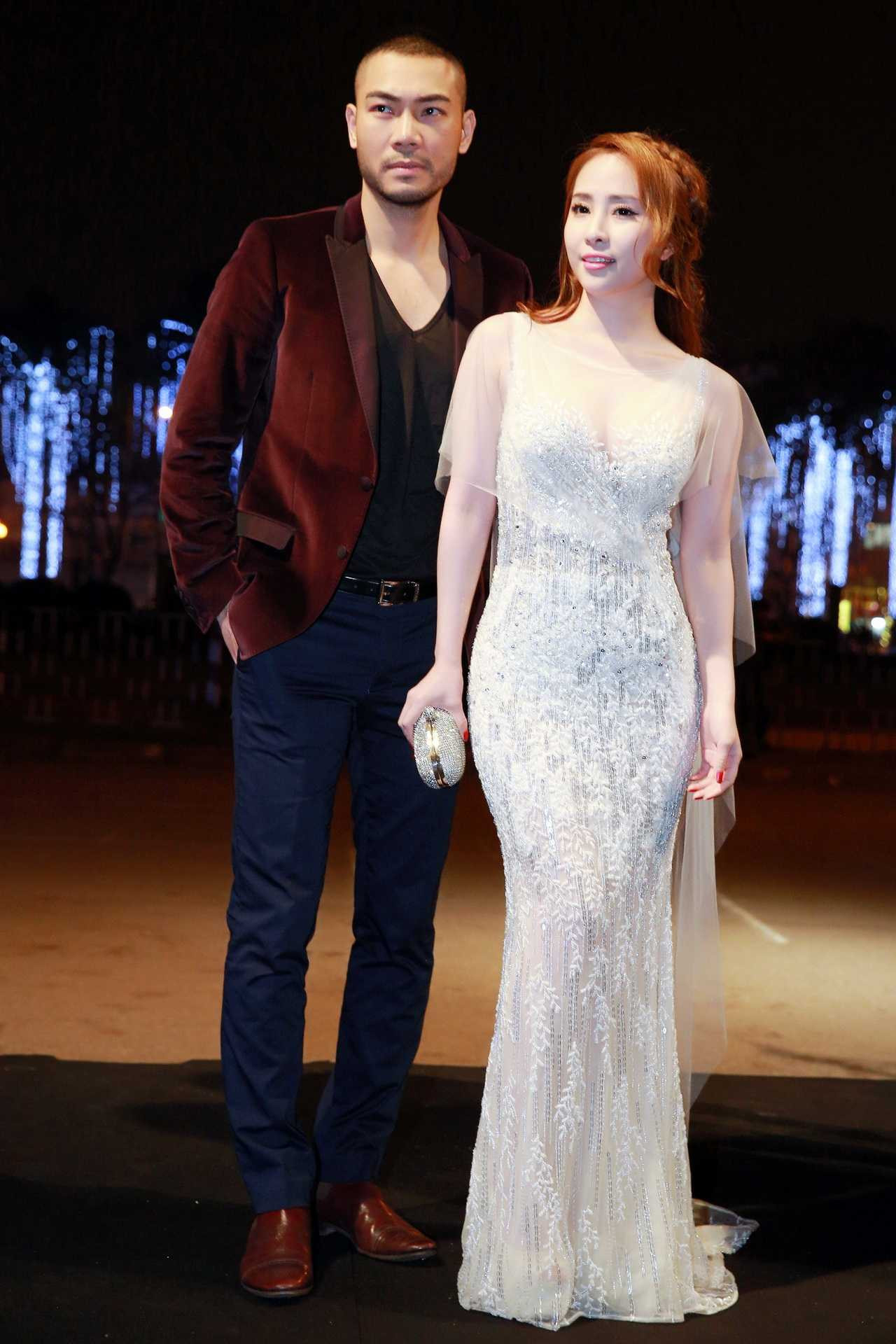 Quỳnh Nga đến tham dự cùng chồng.