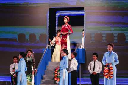 Á Hậu Lệ Hằng đẹp duyên dáng trong tà áo dài họa tiết cầu kỳ