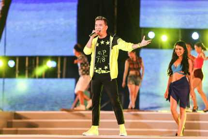 Nam ca sĩ Đàm Vĩnh Hưng trình diễn trong sự kiện