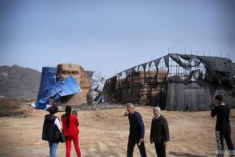 Trung Quốc phải ngậm ngùi dỡ bỏ công trình này mặc dù nó là một địa điểm rất hút khách du lịch Trung Quốc phải ngậm ngùi dỡ bỏ công trình này mặc dù nó là một địa điểm rất hút khách du lịch