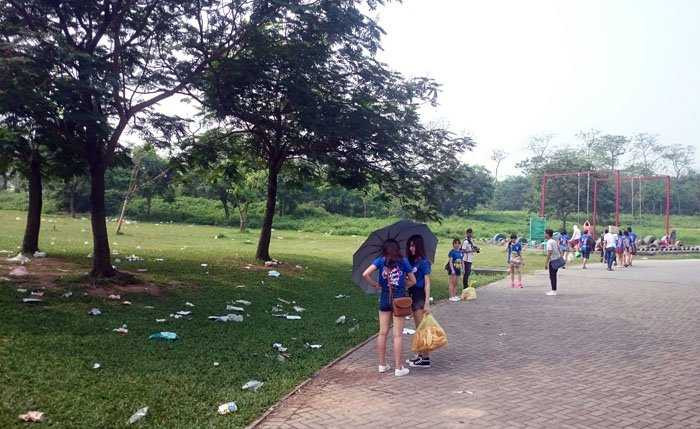 Thức ăn thừa, túi nilon phủ trắng các gốc cây, bãi cỏ ở Công viên Yên Sở (Hà Nội) sau kỳ nghỉ lễ 4 ngày