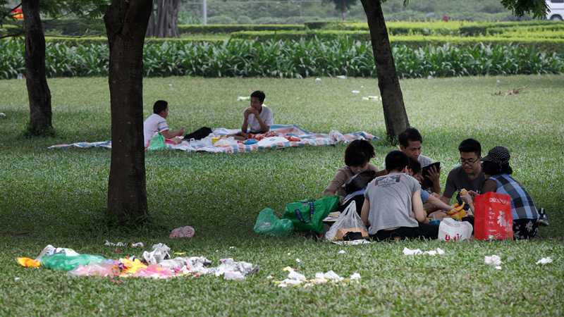 Rác xả bừa bãi, khiến nhiều nhóm dã ngoại buộc phải ngồi ăn uống ngay cạnh các đống rác rười do những nhóm trước để lại khi ra về.