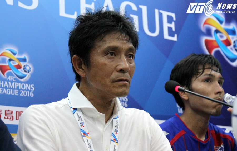 HLV Jokufu Hiroshi của Tokyo FC (ảnh: Hoàng Tùng)
