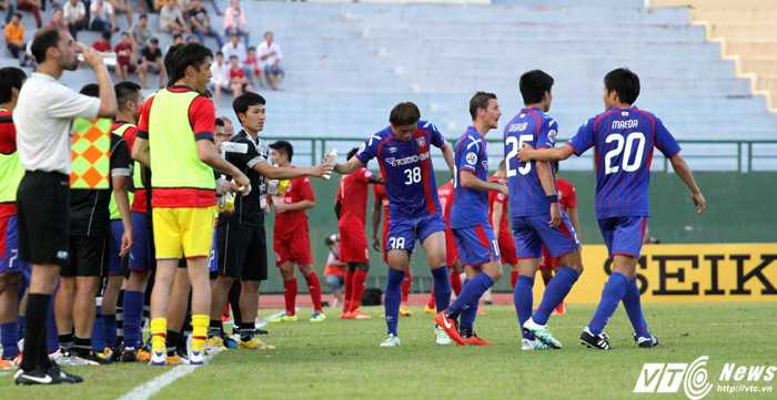 Các cầu thủ Tokyo FC bị ngộp khi thi đấu dưới thời tiết nóng bức ở Bình Dương (ảnh: Hoàng Tùng)