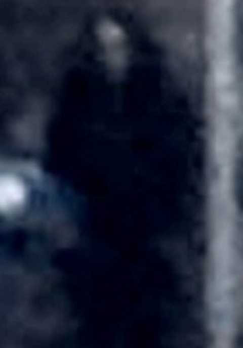 Clinch phóng to bức ảnh lên và đã vô cùng sợ hãi khi phát hiện thấy một con ma. Ảnh Dailymail