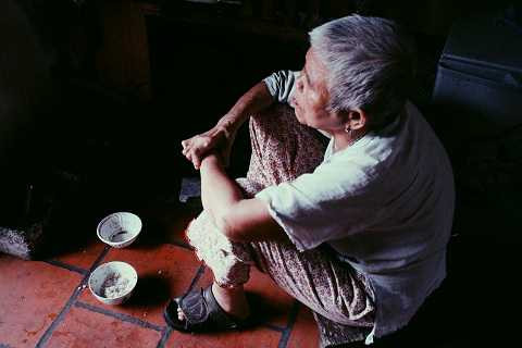 Những người như bà Hiền, ông Phước, cụ Miên suốt đời lầm lũi, cô quạnh chỉ ước mong không phải chết già nơi mảnh đất này. Họ mong những cơn đau thôi hành hạ, có một giấc ngủ không phải chợt tỉnh vì những giằng xé bên trong, mong được một lần về lại quê hương xứ sở, trong tình yêu thương của cháu con, gia đình.