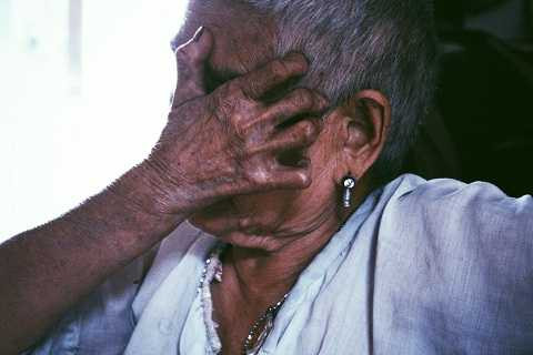 83 tuổi, bà Ngô Thị Hiền (Bắc Giang) thuộc lớp người “kì cựu” trong trại phong Qủa Cảm. Hơn 70 năm mắc bệnh là hơn 70 năm bà sống giữa những nỗi đau thể xác và tâm hồn. Ngày ấy, dân làng cho rằng bà “mắc bệnh ma ám” nên ra sức xua đuổi. May mắn gặp ông Hoàng Văn Thỏa (Hưng Yên) cùng chung cảnh ngộ không họ hàng, con cái, đôi bạn dọn về ở cùng, giúp đỡ, an ủi nhau trong suốt 5 thập kỉ. Nhắc đến ông Thỏa – người bạn đời quá cố gần 1 năm trước, bà không kìm nổi dòng nước mắt.