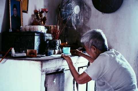 Ngước lên bàn thờ sơ sài, thắp một nén hương cho người bạn tri âm, bà vừa khóc, vừa như hờn trách: “Ông đi còn có tôi hương khói, còn đến khi tôi đi liệu có ai nhớ tới không?”