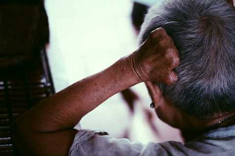 Đôi tay bị ăn mòn bởi bệnh tật quái ác