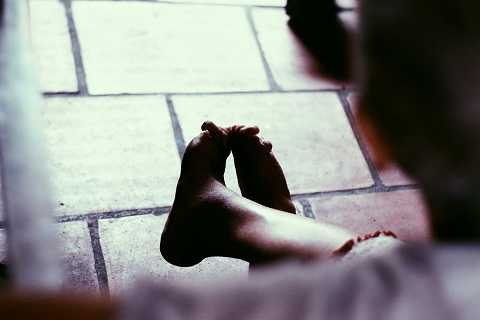 Sức đã cạn, đôi chân cũng không được nguyên vẹn khiến việc đi lại vô cùng khó khăn. Người phụ nữ với cuộc đời đầy rẫy những bất hạnh khi đi đến dốc bên kia của cuộc đời vẫn còn một nỗi niềm trăn trở, những mong có được một mụn con để có người lo hương hỏa khi nhắm mắt xuôi tay. 