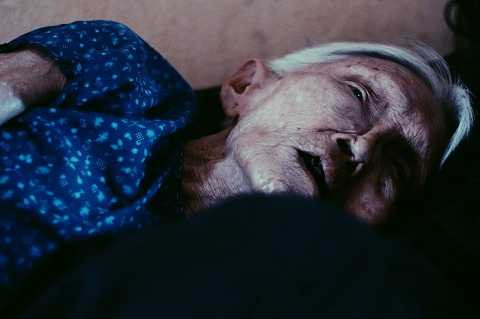 Người phụ nữ ấy giờ đây chỉ mong mình… được chết: “Em chỉ mong được chết thôi ạ! Năm 1982 bị ngã gãy xương hông, giờ không đi được bước nào, chỉ lê thôi, đau lắm! Em có gặp Chúa, van lạy Chúa cho đi chứ sống mãi trên trần này thì đau lắm! Nhưng kêu gào cũng không ăn thua gì, người cứ tỉnh táo như không”…