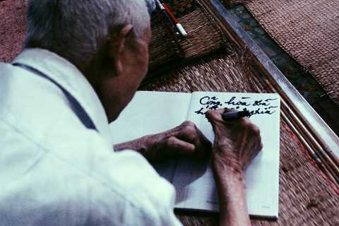 Riêng một khoảng giường, ông cẩn thận xếp những chồng sách ngay ngắn mà ông trân quý. Đôi tay dù co quắp, run rẩy, không còn lành lặn khiến ông khó khăn trong việc cầm bút, nhưng với ông, thơ văn và con chữ vẫn là niềm an ủi khi đã về già.