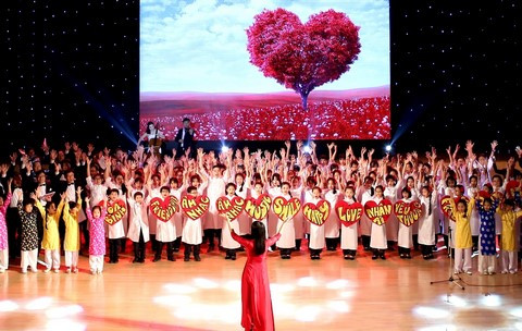 Giai điệu “Trái tim âm nhạc” - tác phẩm ca ngợi thế giới hòa bình nơi trẻ em sống trong tình yêu, nơi âm nhạc là cầu nối mọi khoảng cách, tuổi tác, ngôn ngữ đã khép lại một đêm giao lưu “Âm nhạc không biên giới” đầy sắc màu, ý nghĩa và cảm xúc.