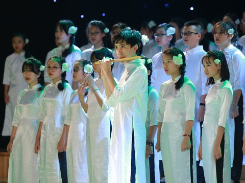 Ngoài biểu diễn hợp xướng, học sinh Trường PTLC Vinschool tự tin chơi các nhạc cụ dân tộc như đàn môi, sáo trúc tạo nên những âm thanh độc đáo mang âm hưởng quê hương. 